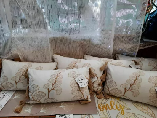 coussins avec pompons