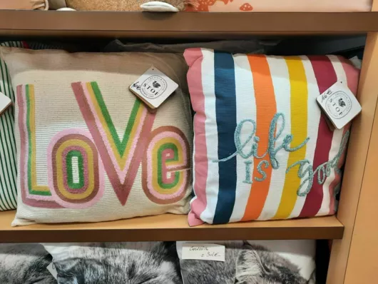 coussin LOVE et coussin LIFE IS GOOD 40x40