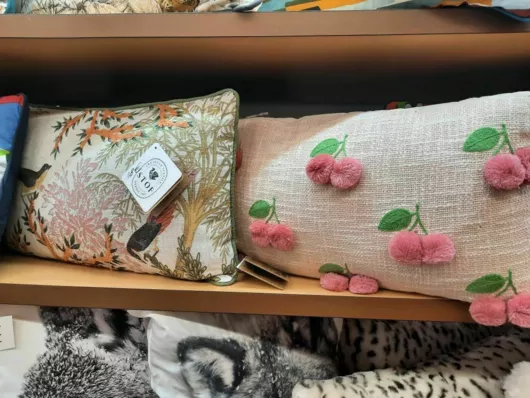 coussin rectangulaire cerises pompons et coussin oiseaux dans les arbres