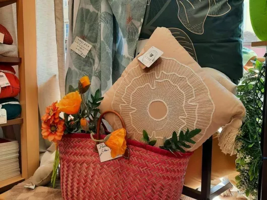 coussin fleur beige et blanc.45x45