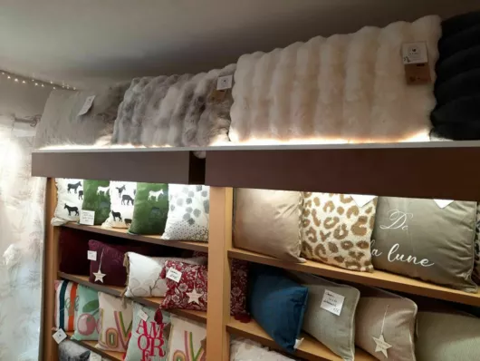 Grands coussins fausse fourrure.