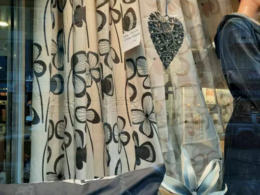 rideau et voilage à oeillets assortis .