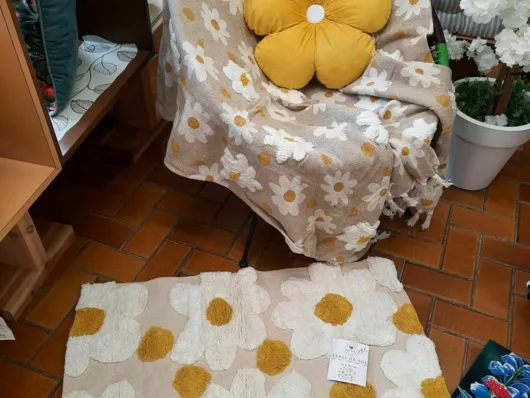 Plaid 125x150 cm, coussin marguerite et tapis 60x90. cm