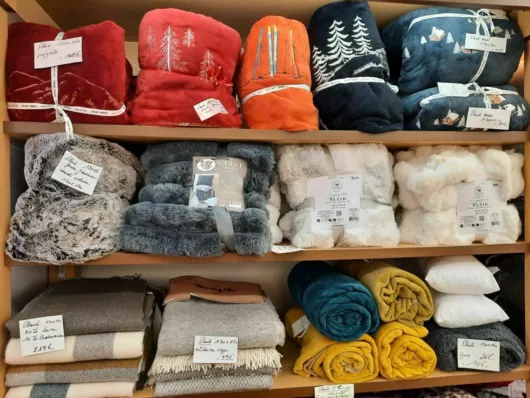 plaids brodés et plaids fausse fourrure.