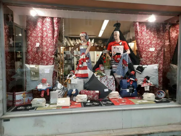 vitrine d'août 2025-vache qui rit.