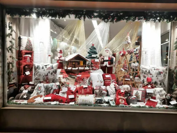 vitrine de Noël 2025.Père Noël en montagne