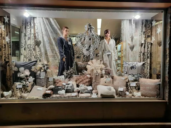 Vitrine St Valentin 2026 -beige et anthracite.