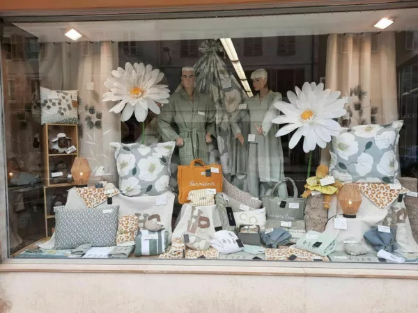 vitrine d'avril 2026. céladon ,jaune et mascarpone.