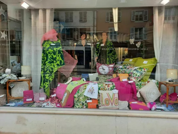 vitrine d'avril 2026. vert et rose.