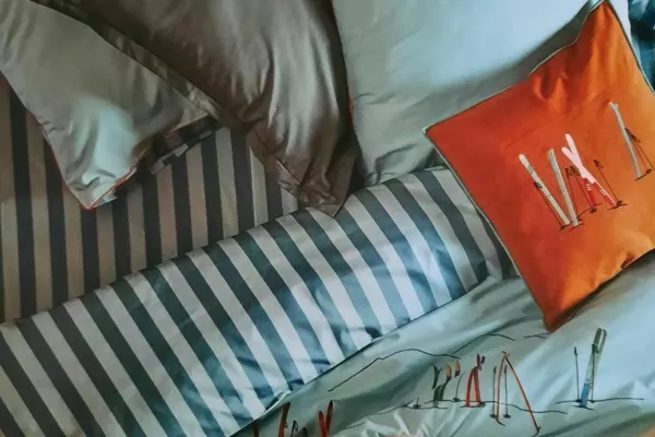 parure de lit bleu givré brodée .Passe montagne