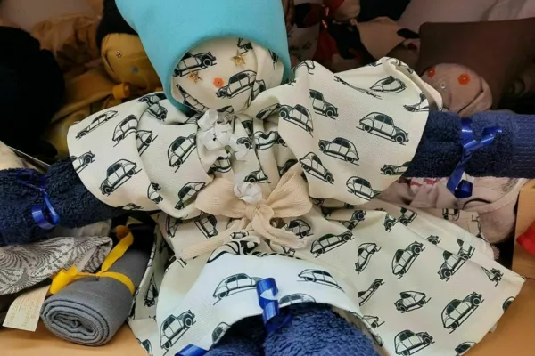 poupée :2 linges d'invité-1 linge vaisselle 2CV-1 serviette