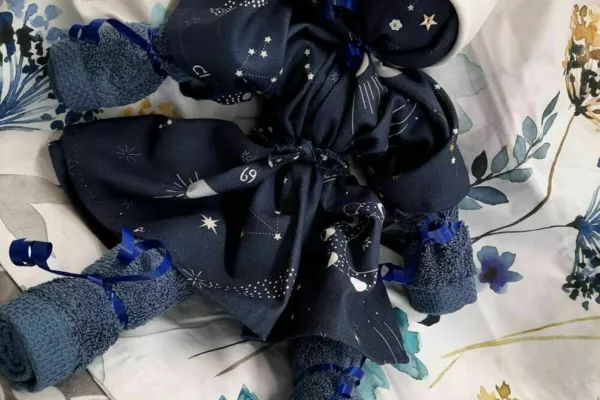 Idée cadeau: poupée faite en linges de cuisine.