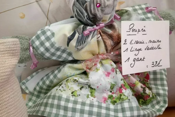 poupée faite en linge vaisselle, essuie-mains et gant