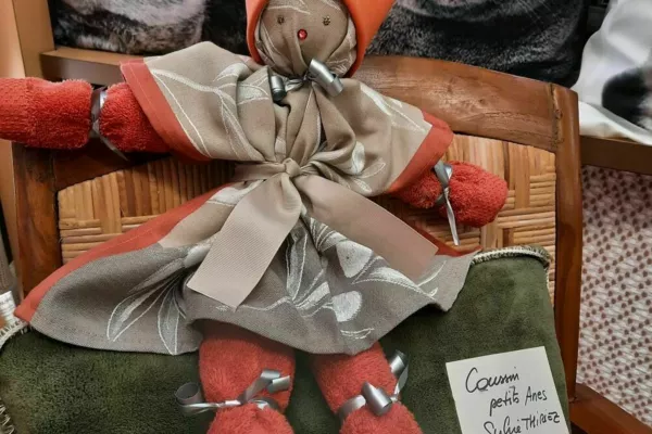 poupée faite en linge vaisselle ,essuie- mains et serviette de table