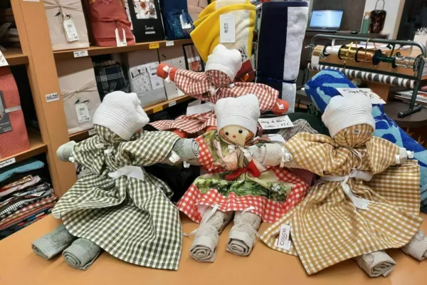 poupées faites avec linge vaisselle ,essuie-mains et gant de toilette.
