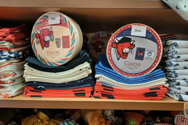 boîte VACHE QUI RIT bois garnie de 2 linges .