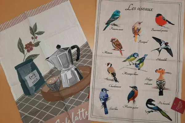 Linges vaisselle métis motif oiseaux et café latte.