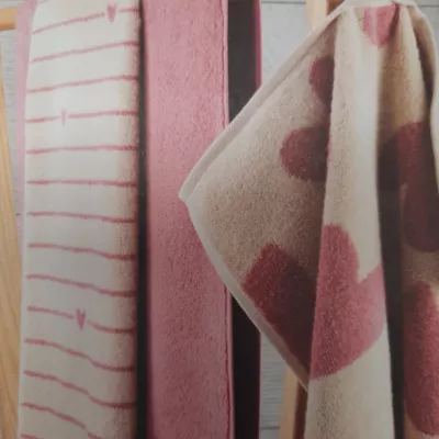 linges de toilette coeurs roses.