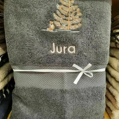 drap de douche gris, brodé JURA.