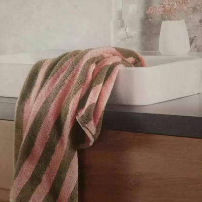 Drap de douche rayé.