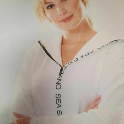 Beau peignoir blanc avec zip.