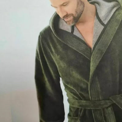 Peignoir homme bi matière ,intérieur coton ,extérieur polyester aspect velours ras.r