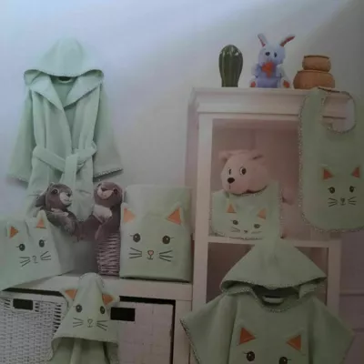 linges de toilette enfant vert d'eau ,motif: tête de chat.