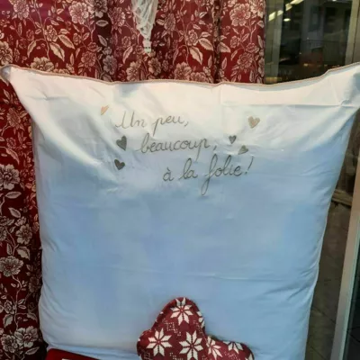 Taie d'oreiller percale de coton brodée.