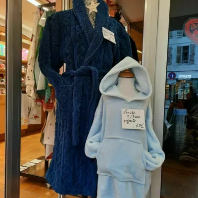 Robe de chambre torsadée adulte et poncho polaire enfant.