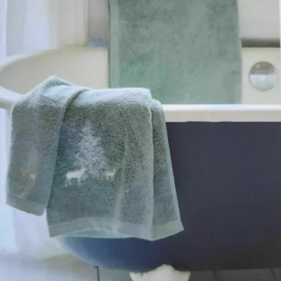 Linges de toilette brodés gris perle.