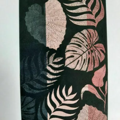 drap de plage vert ,motif: feuilles rose pâle. 